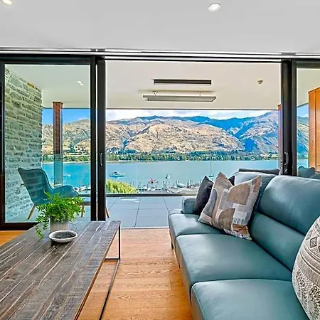 Luxurious Lakefront Penthouse Apartment