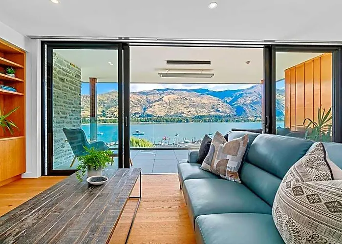Luxurious Lakefront Penthouse 酒店